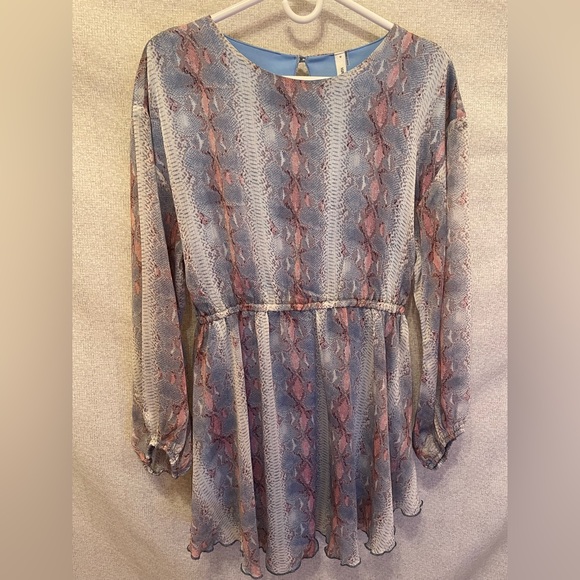 Printed flowy dress with bell sleeves! - Picture 3 of 3